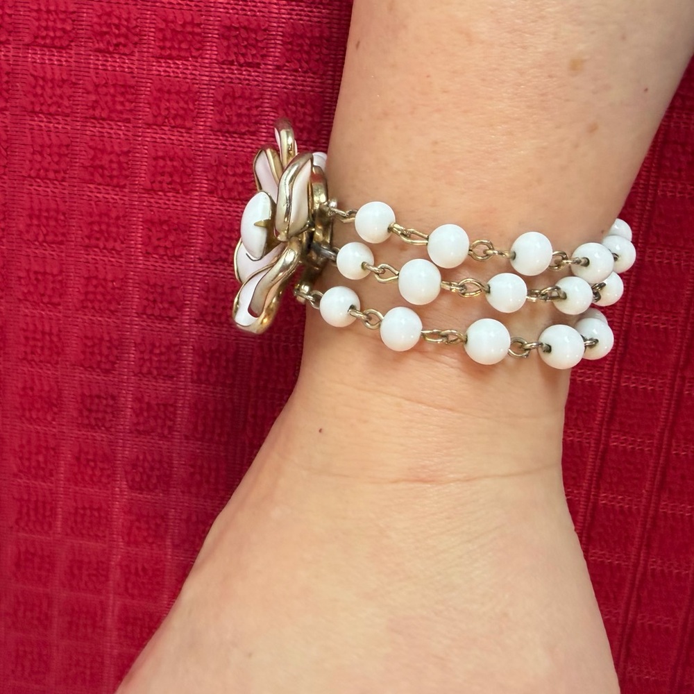 Vintage White Beaded Floral Bracelet Gold Tone Triple Strand Mid Century - Picture 7 of 10